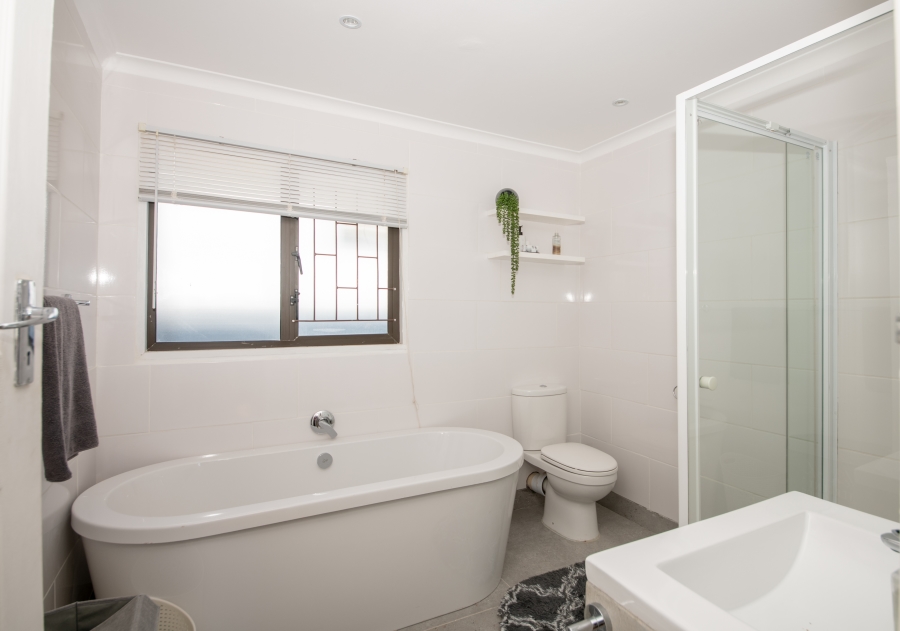 4 Bedroom Property for Sale in Rooi Els Western Cape